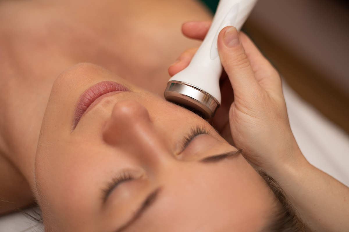 Close-up Of Woman Getting Facial Hydro Microdermabrasion Peeling Treatment At Cosmetic Beauty Spa Clinic. Hydra Vacuum Cleaner. Exfoliation, Rejuvenation And Hydratation. Cosmetology. Face Skin Care.